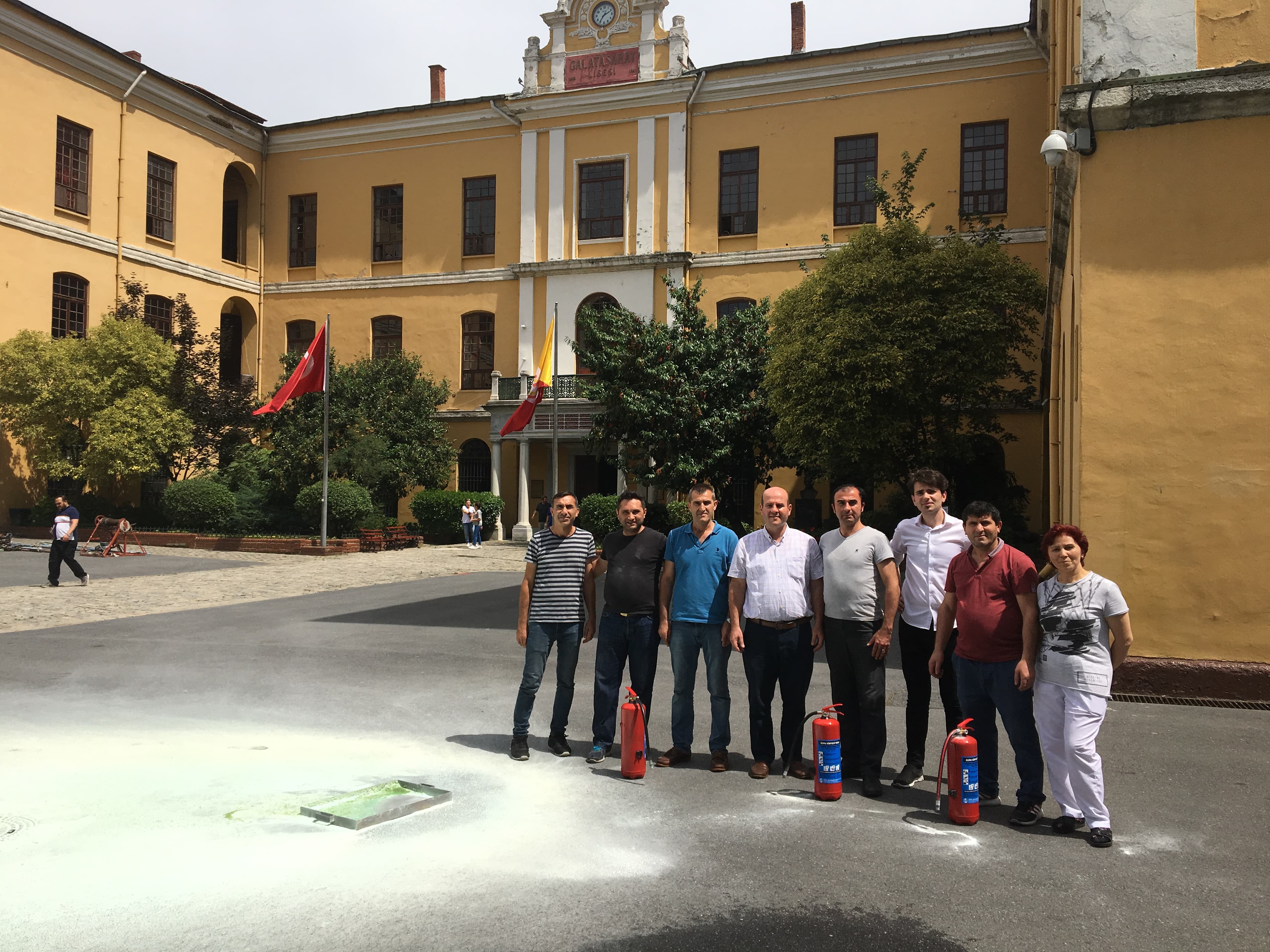 Yangın eğitimi ve tatbikat uygulamasından saha görseli 13