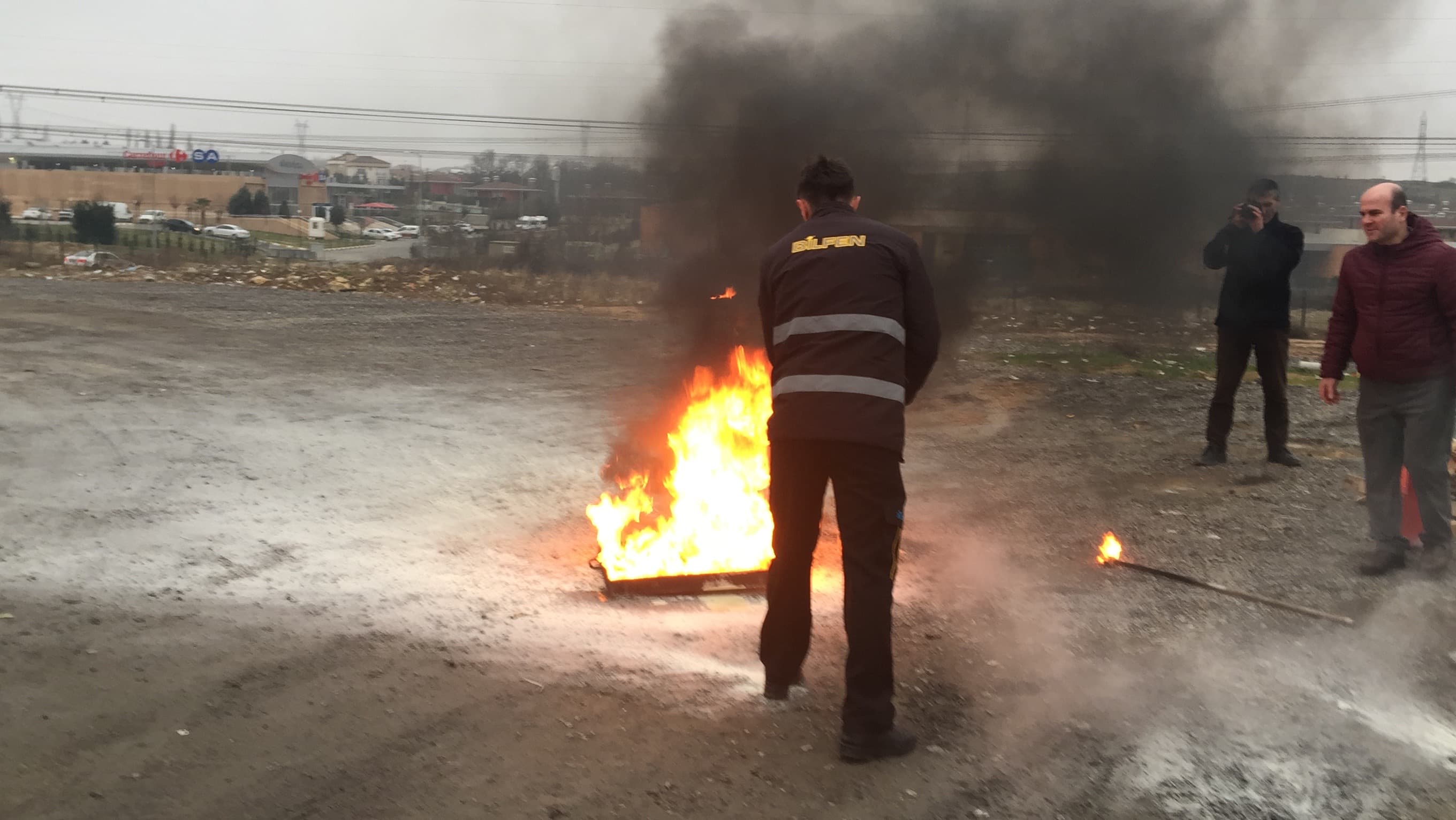 Yangın eğitimi ve tatbikat uygulamasından saha görseli 16