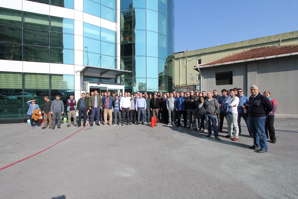 Yangın eğitimi ve tatbikat uygulamasından saha görseli 17