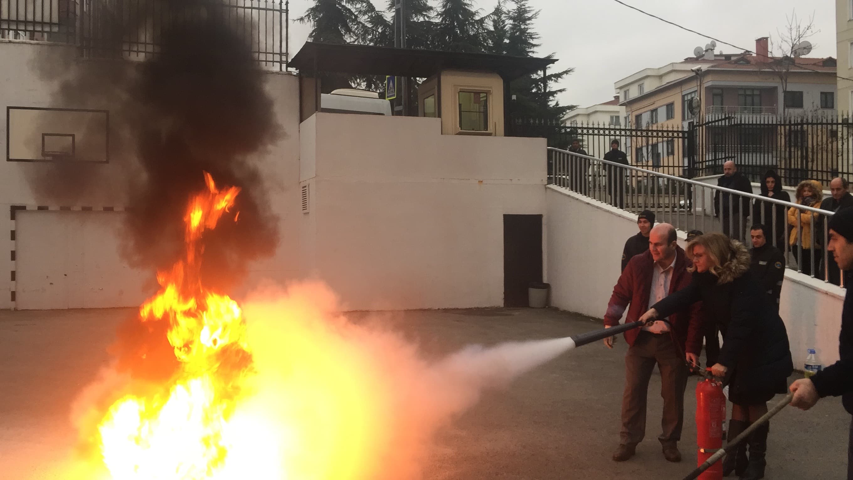 Yangın eğitimi ve tatbikat uygulamasından saha görseli 19