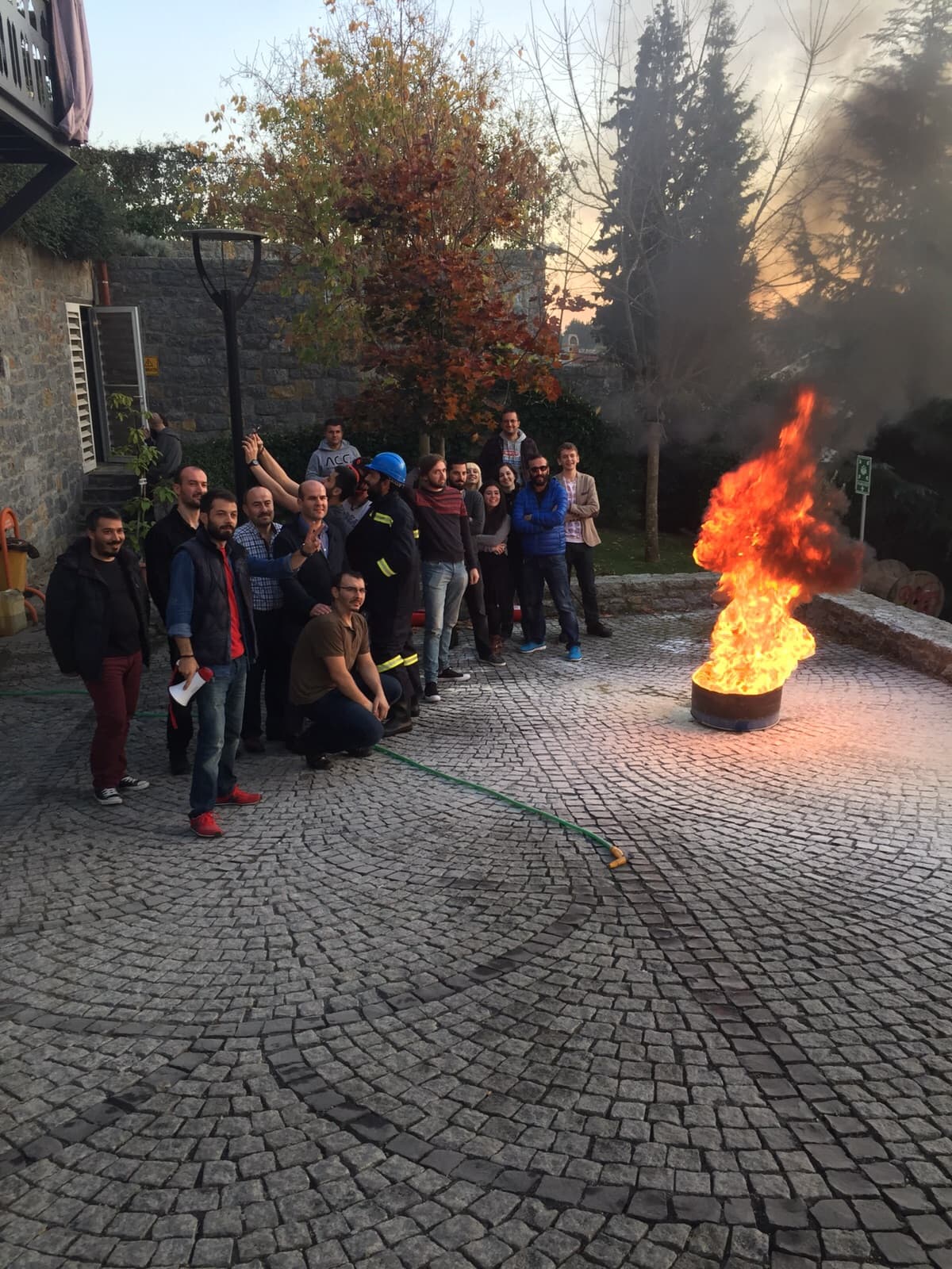 Yangın eğitimi ve tatbikat uygulamasından saha görseli 35