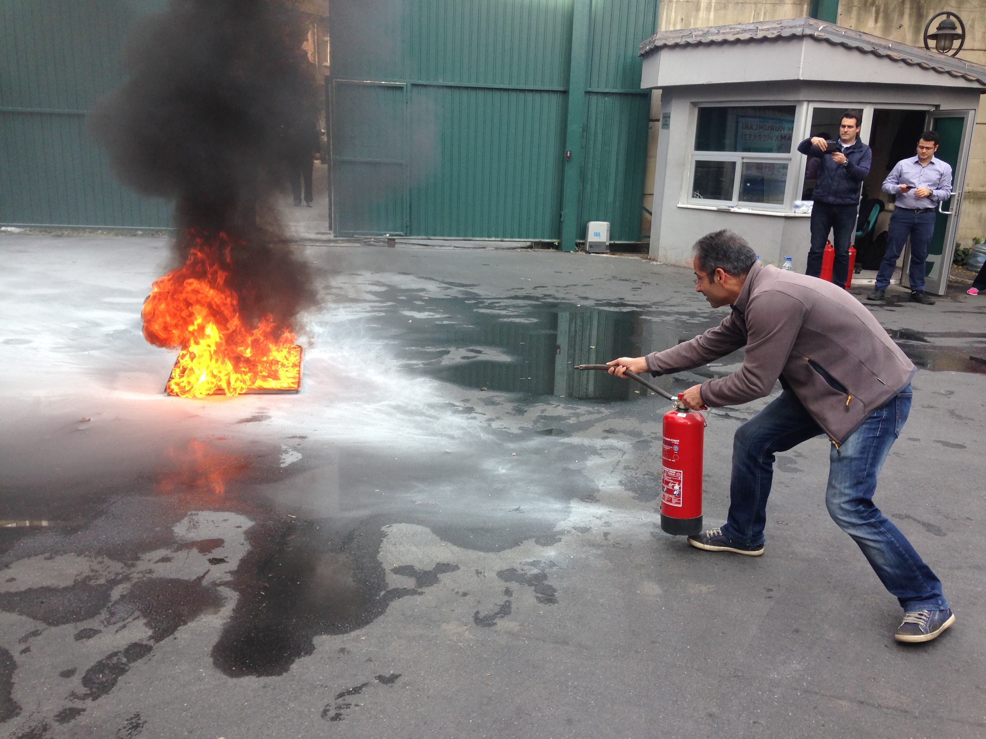 Yangın eğitimi ve tatbikat uygulamasından saha görseli 40