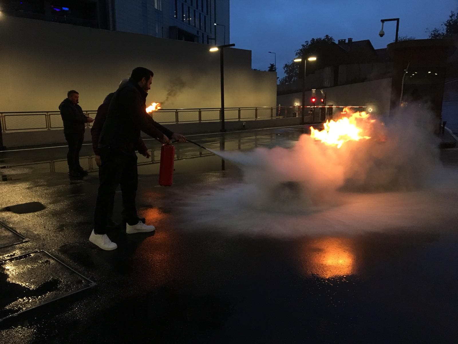 Yangın eğitimi ve tatbikat uygulamasından saha görseli 7