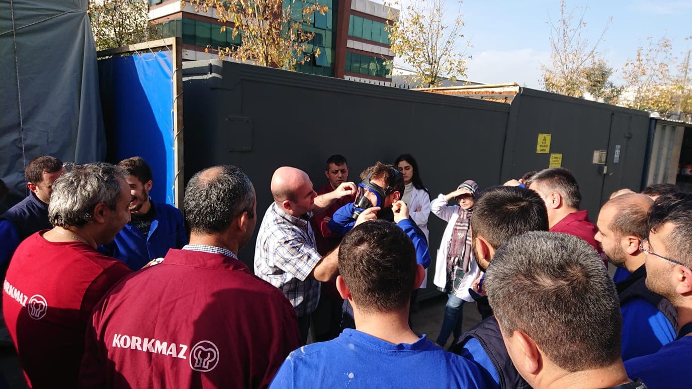 Yangın eğitimi ve tatbikat uygulamasından saha görseli 49