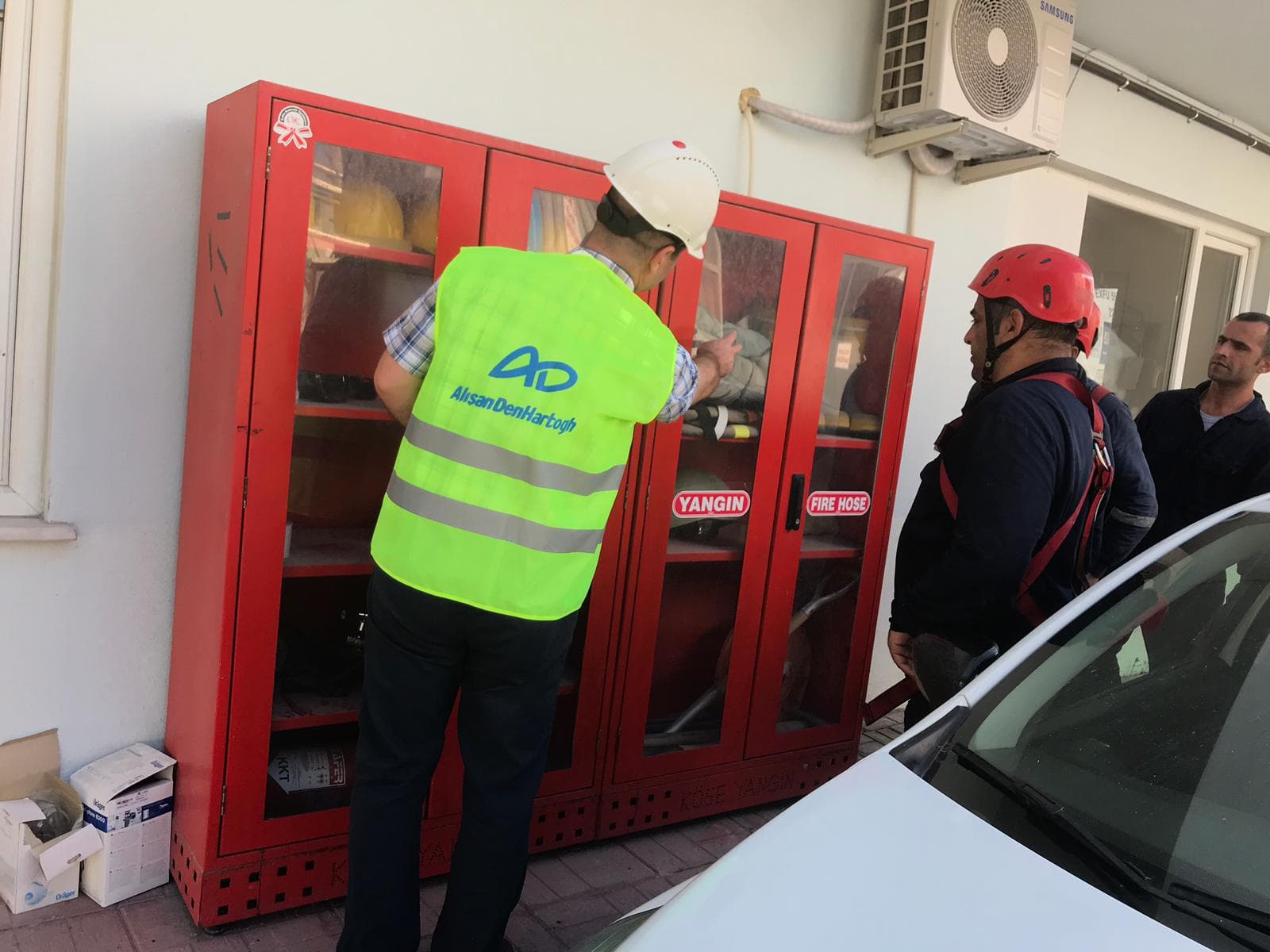 Yangın eğitimi ve tatbikat uygulamasından saha görseli 51