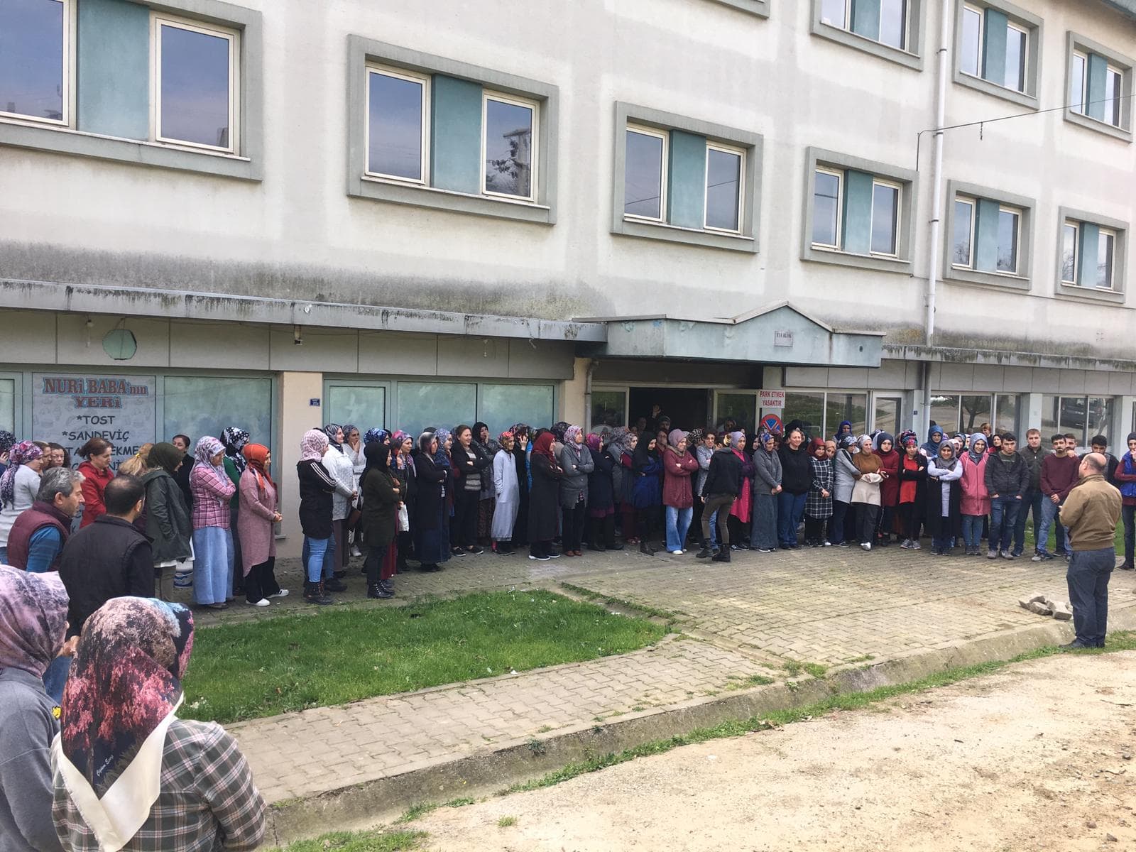 Yangın eğitimi ve tatbikat uygulamasından saha görseli 8