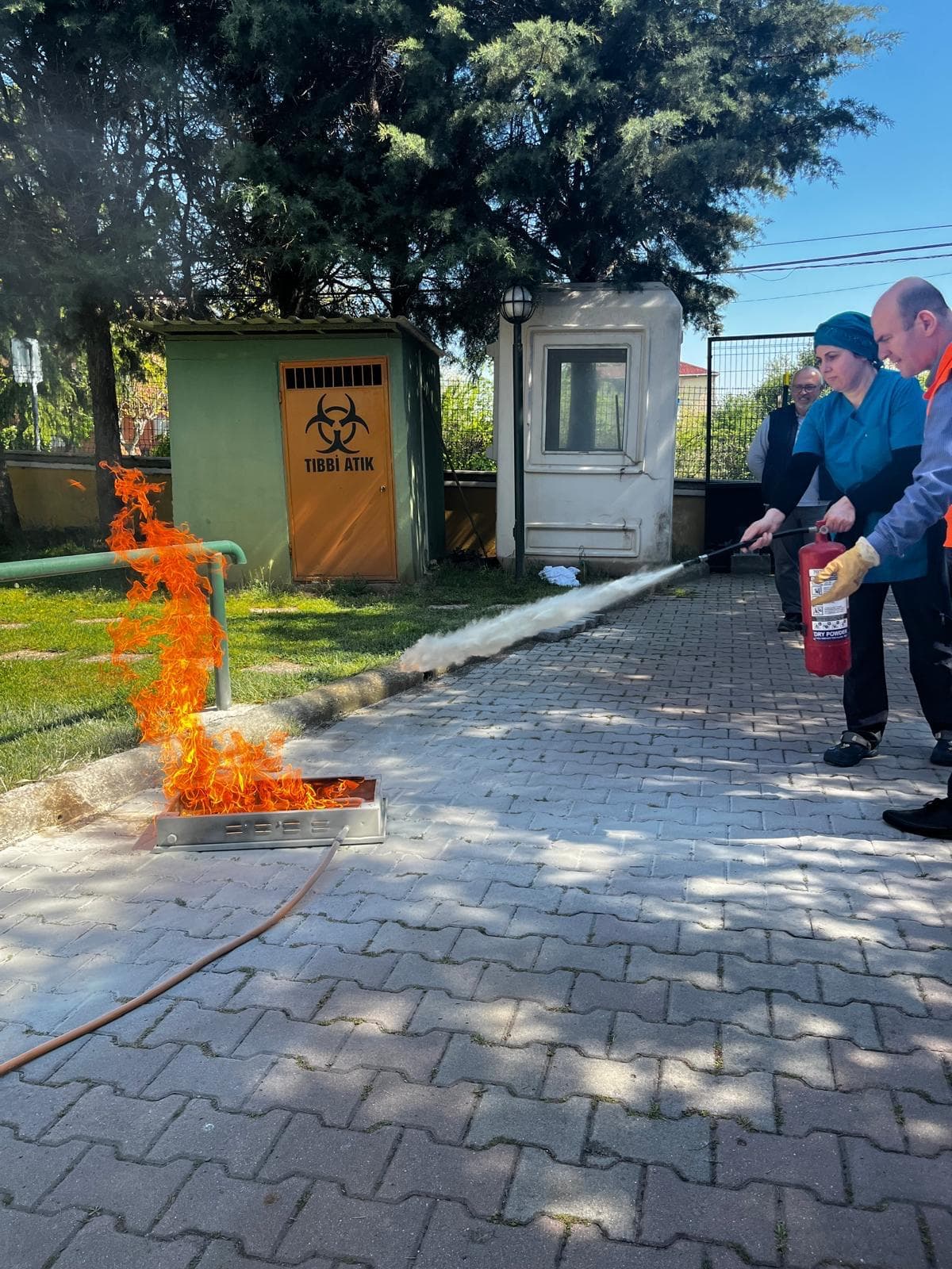 Yangın eğitimi ve tatbikat uygulamasından saha görseli 2