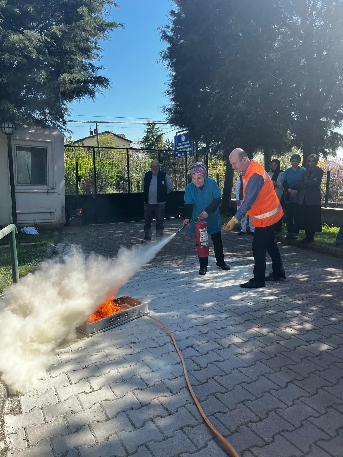 Yangın eğitimi ve tatbikat uygulamasından saha görseli 3