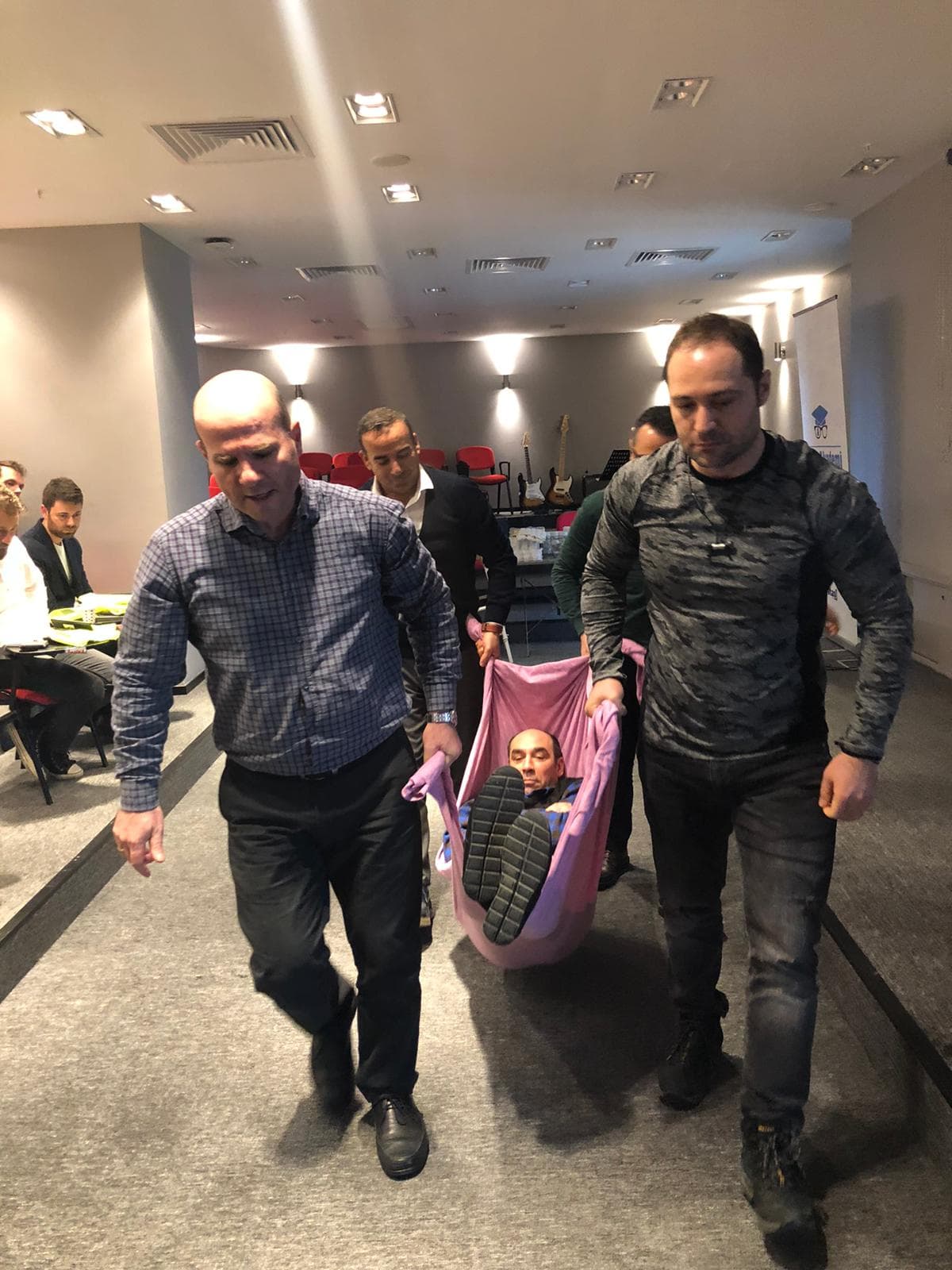 Yangın eğitimi ve tatbikat uygulamasından saha görseli 9